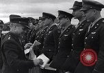 Immagine di Generale Doolittle presenta awards a USAAF volantini Tunisia Africa del Nord, 1943, secondo 16 filmato di repertorio 65675034695