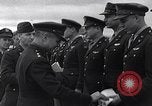 Immagine di Generale Doolittle presenta awards a USAAF volantini Tunisia Africa del Nord, 1943, secondo 17 filmato di repertorio 65675034695