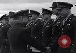 Immagine di Generale Doolittle presenta awards a USAAF volantini Tunisia Africa del Nord, 1943, secondo 18 filmato di repertorio 65675034695
