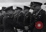 Immagine di Generale Doolittle presenta awards a USAAF volantini Tunisia Africa del Nord, 1943, secondo 19 filmato di repertorio 65675034695