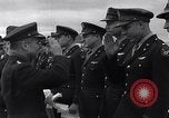 Immagine di Generale Doolittle presenta awards a USAAF volantini Tunisia Africa del Nord, 1943, secondo 20 filmato di repertorio 65675034695