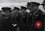 Immagine di Generale Doolittle presenta awards a USAAF volantini Tunisia Africa del Nord, 1943, secondo 21 filmato di repertorio 65675034695