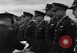 Immagine di Generale Doolittle presenta awards a USAAF volantini Tunisia Africa del Nord, 1943, secondo 22 filmato di repertorio 65675034695