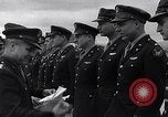Immagine di Generale Doolittle presenta awards a USAAF volantini Tunisia Africa del Nord, 1943, secondo 23 filmato di repertorio 65675034695