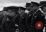 Immagine di Generale Doolittle presenta awards a USAAF volantini Tunisia Africa del Nord, 1943, secondo 24 filmato di repertorio 65675034695