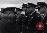 Immagine di Generale Doolittle presenta awards a USAAF volantini Tunisia Africa del Nord, 1943, secondo 25 filmato di repertorio 65675034695