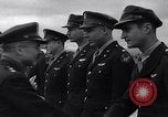 Immagine di Generale Doolittle presenta awards a USAAF volantini Tunisia Africa del Nord, 1943, secondo 26 filmato di repertorio 65675034695