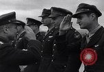 Immagine di Generale Doolittle presenta awards a USAAF volantini Tunisia Africa del Nord, 1943, secondo 27 filmato di repertorio 65675034695