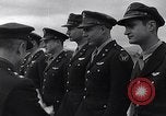 Immagine di Generale Doolittle presenta awards a USAAF volantini Tunisia Africa del Nord, 1943, secondo 28 filmato di repertorio 65675034695