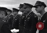 Immagine di Generale Doolittle presenta awards a USAAF volantini Tunisia Africa del Nord, 1943, secondo 29 filmato di repertorio 65675034695