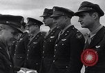 Immagine di Generale Doolittle presenta awards a USAAF volantini Tunisia Africa del Nord, 1943, secondo 30 filmato di repertorio 65675034695