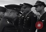 Immagine di Generale Doolittle presenta awards a USAAF volantini Tunisia Africa del Nord, 1943, secondo 31 filmato di repertorio 65675034695