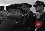 Immagine di Generale Doolittle presenta awards a USAAF volantini Tunisia Africa del Nord, 1943, secondo 32 filmato di repertorio 65675034695