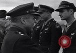 Immagine di Generale Doolittle presenta awards a USAAF volantini Tunisia Africa del Nord, 1943, secondo 33 filmato di repertorio 65675034695