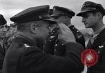 Immagine di Generale Doolittle presenta awards a USAAF volantini Tunisia Africa del Nord, 1943, secondo 34 filmato di repertorio 65675034695
