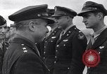 Immagine di Generale Doolittle presenta awards a USAAF volantini Tunisia Africa del Nord, 1943, secondo 35 filmato di repertorio 65675034695