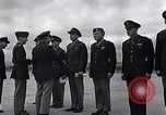 Immagine di Generale Doolittle presenta awards a USAAF volantini Tunisia Africa del Nord, 1943, secondo 36 filmato di repertorio 65675034695