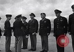 Immagine di Generale Doolittle presenta awards a USAAF volantini Tunisia Africa del Nord, 1943, secondo 37 filmato di repertorio 65675034695