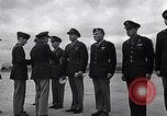 Immagine di Generale Doolittle presenta awards a USAAF volantini Tunisia Africa del Nord, 1943, secondo 38 filmato di repertorio 65675034695