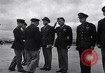 Immagine di Generale Doolittle presenta awards a USAAF volantini Tunisia Africa del Nord, 1943, secondo 40 filmato di repertorio 65675034695