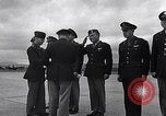 Immagine di Generale Doolittle presenta awards a USAAF volantini Tunisia Africa del Nord, 1943, secondo 41 filmato di repertorio 65675034695