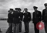 Immagine di Generale Doolittle presenta awards a USAAF volantini Tunisia Africa del Nord, 1943, secondo 42 filmato di repertorio 65675034695