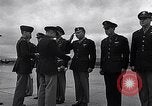 Immagine di Generale Doolittle presenta awards a USAAF volantini Tunisia Africa del Nord, 1943, secondo 43 filmato di repertorio 65675034695