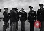 Immagine di Generale Doolittle presenta awards a USAAF volantini Tunisia Africa del Nord, 1943, secondo 44 filmato di repertorio 65675034695