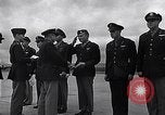 Immagine di Generale Doolittle presenta awards a USAAF volantini Tunisia Africa del Nord, 1943, secondo 45 filmato di repertorio 65675034695