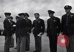 Immagine di Generale Doolittle presenta awards a USAAF volantini Tunisia Africa del Nord, 1943, secondo 46 filmato di repertorio 65675034695