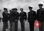 Immagine di Generale Doolittle presenta awards a USAAF volantini Tunisia Africa del Nord, 1943, secondo 47 filmato di repertorio 65675034695