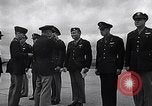 Immagine di Generale Doolittle presenta awards a USAAF volantini Tunisia Africa del Nord, 1943, secondo 48 filmato di repertorio 65675034695