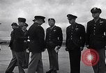 Immagine di Generale Doolittle presenta awards a USAAF volantini Tunisia Africa del Nord, 1943, secondo 49 filmato di repertorio 65675034695