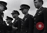 Immagine di Generale Doolittle presenta awards a USAAF volantini Tunisia Africa del Nord, 1943, secondo 51 filmato di repertorio 65675034695