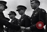 Immagine di Generale Doolittle presenta awards a USAAF volantini Tunisia Africa del Nord, 1943, secondo 52 filmato di repertorio 65675034695