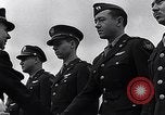 Immagine di Generale Doolittle presenta awards a USAAF volantini Tunisia Africa del Nord, 1943, secondo 53 filmato di repertorio 65675034695