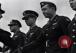 Immagine di Generale Doolittle presenta awards a USAAF volantini Tunisia Africa del Nord, 1943, secondo 54 filmato di repertorio 65675034695