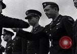 Immagine di Generale Doolittle presenta awards a USAAF volantini Tunisia Africa del Nord, 1943, secondo 55 filmato di repertorio 65675034695
