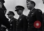 Immagine di Generale Doolittle presenta awards a USAAF volantini Tunisia Africa del Nord, 1943, secondo 56 filmato di repertorio 65675034695