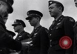 Immagine di Generale Doolittle presenta awards a USAAF volantini Tunisia Africa del Nord, 1943, secondo 57 filmato di repertorio 65675034695