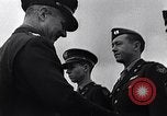 Immagine di Generale Doolittle presenta awards a USAAF volantini Tunisia Africa del Nord, 1943, secondo 58 filmato di repertorio 65675034695