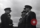 Immagine di Generale Doolittle presenta awards a USAAF volantini Tunisia Africa del Nord, 1943, secondo 60 filmato di repertorio 65675034695