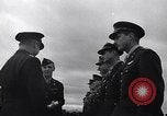 Immagine di Generale Doolittle presenta awards a USAAF volantini Tunisia Africa del Nord, 1943, secondo 61 filmato di repertorio 65675034695