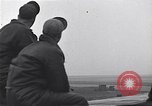 Immagine di Avieri del 334 Squadrone scene di staging a airfield Il Debden Inghilterra, 1945, secondo 9 filmato di repertorio 65675034696
