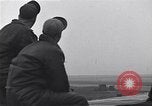 Immagine di Avieri del 334 Squadrone scene di staging a airfield Il Debden Inghilterra, 1945, secondo 10 filmato di repertorio 65675034696