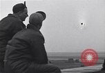 Immagine di Avieri del 334 Squadrone scene di staging a airfield Il Debden Inghilterra, 1945, secondo 12 filmato di repertorio 65675034696