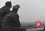 Immagine di Avieri del 334 Squadrone scene di staging a airfield Il Debden Inghilterra, 1945, secondo 13 filmato di repertorio 65675034696