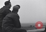 Immagine di Avieri del 334 Squadrone scene di staging a airfield Il Debden Inghilterra, 1945, secondo 14 filmato di repertorio 65675034696
