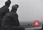 Immagine di Avieri del 334 Squadrone scene di staging a airfield Il Debden Inghilterra, 1945, secondo 15 filmato di repertorio 65675034696