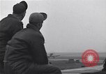 Immagine di Avieri del 334 Squadrone scene di staging a airfield Il Debden Inghilterra, 1945, secondo 17 filmato di repertorio 65675034696